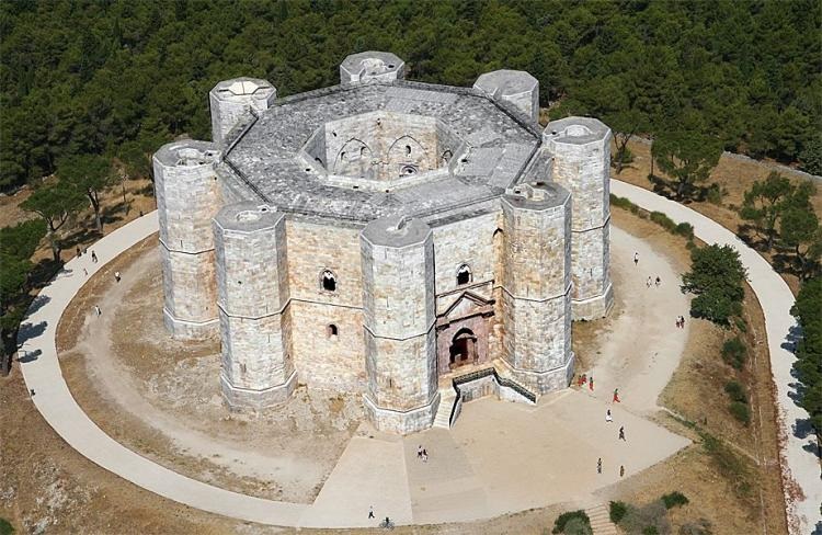 Lo Stupor Mundi ed il Castel del Monte tra il numero otto e l'ottagono