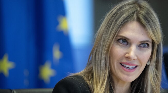 Corruzione UE/Qatar, "trovati sacchi di banconote in casa di Eva Kaili" - Metsola la sospende dall'Europarlamento