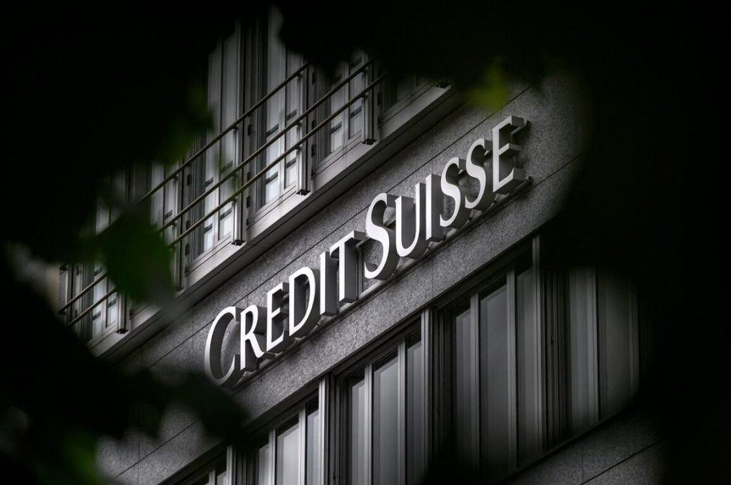 Conti segreti, riciclaggi, fallimenti: come Credit Suisse è diventata Debit Suisse e cosa può succedere alle banche italiane