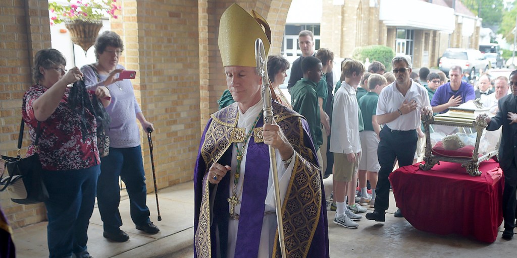 Chi è il vescovo conservatore del Texas sospeso dal Vaticano