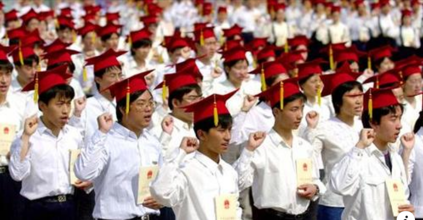 Né comunisti né confuciani, quanti giovani cinesi sono «sdraiati»? La rottura generazionale preoccupa Xi Jinping