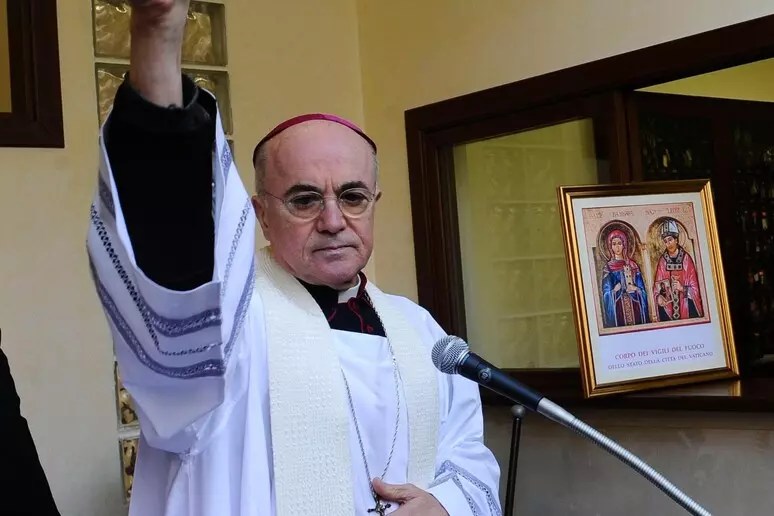Il Vaticano ha scomunicato monsignor Viganò
