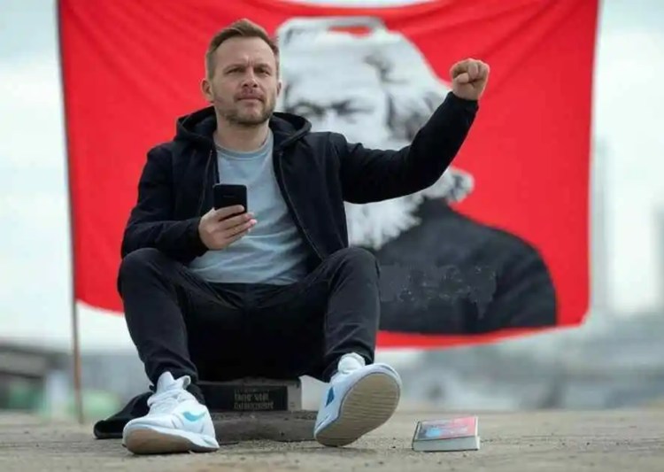 La società civile e la paranoia rossobruna